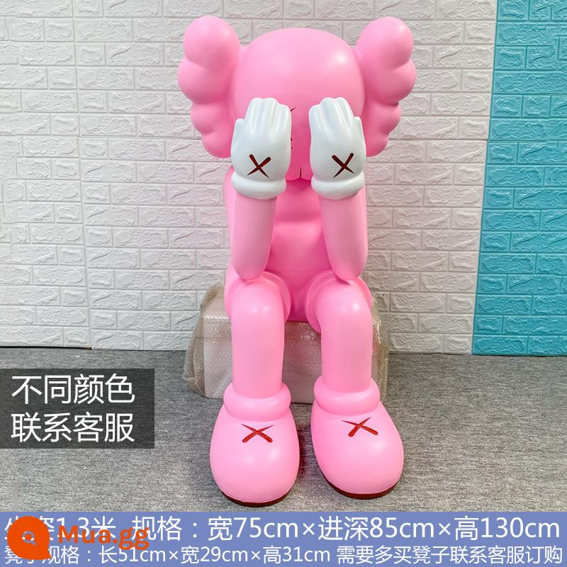 kaws trang trí lớn tác phẩm điêu khắc Sesame Street búp bê bạo lực gấu net màu đỏ cửa hàng phòng khách đổ bộ thủy triều chơi thẻ đục lỗ lớn ảnh - Chiều cao ngồi 1,3 mét màu hồng, ghế đẩu phù hợp