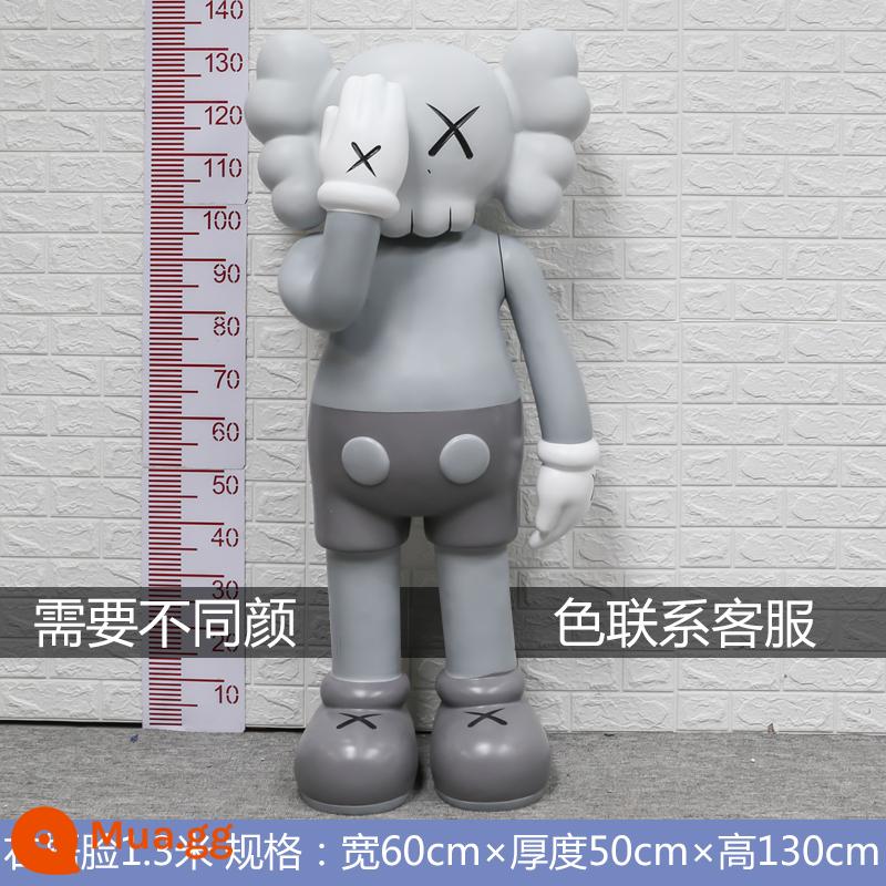 kaws trang trí lớn tác phẩm điêu khắc Sesame Street búp bê bạo lực gấu net màu đỏ cửa hàng phòng khách đổ bộ thủy triều chơi thẻ đục lỗ lớn ảnh - Cao 1,32m, tay phải che mặt màu xám