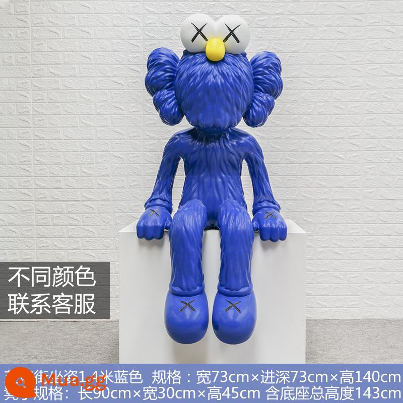 kaws trang trí lớn tác phẩm điêu khắc Sesame Street búp bê bạo lực gấu net màu đỏ cửa hàng phòng khách đổ bộ thủy triều chơi thẻ đục lỗ lớn ảnh - Ngồi Sesame Street 1,4m xanh giá không chân đế