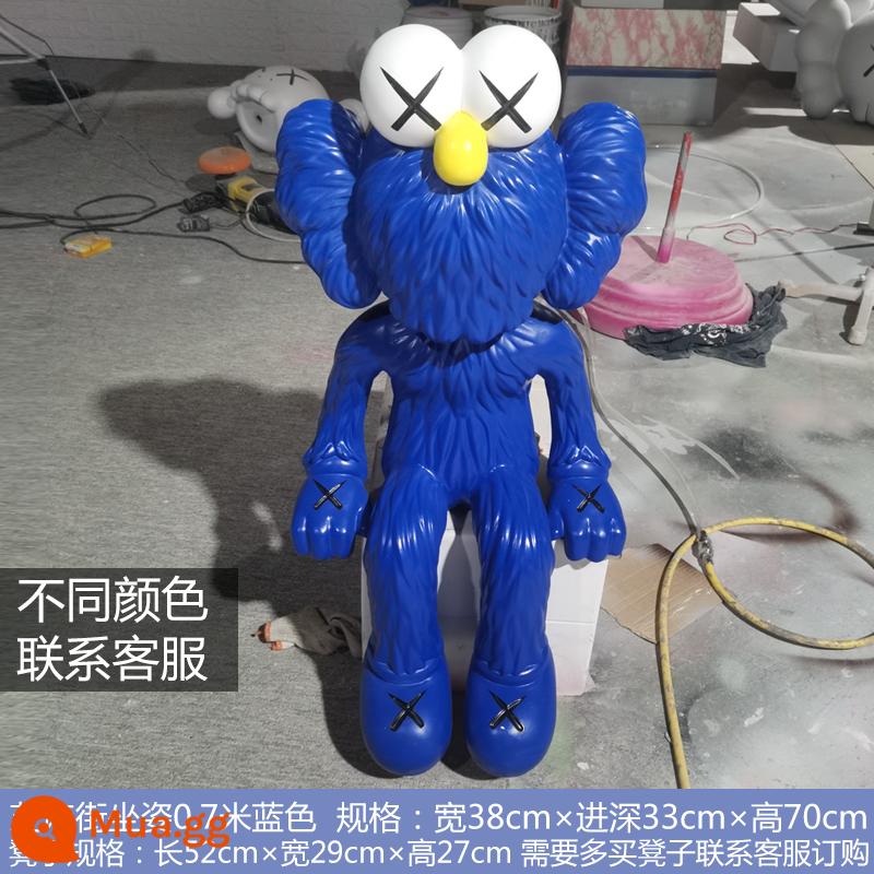 kaws trang trí lớn tác phẩm điêu khắc Sesame Street búp bê bạo lực gấu net màu đỏ cửa hàng phòng khách đổ bộ thủy triều chơi thẻ đục lỗ lớn ảnh - Ngồi Sesame Street 0.7m xanh giá không chân đế