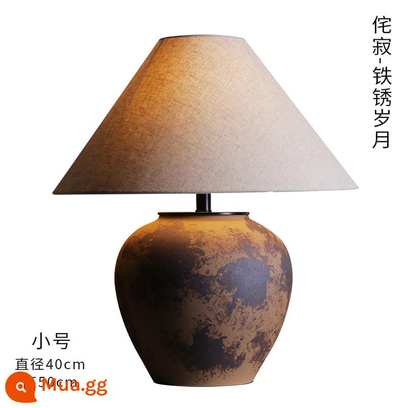 Đèn bàn wabi-sabi kiểu Trung Quốc mới theo phong cách Nhật Bản Cảnh Đức Trấn nồi gốm phòng ngủ cổ điển cạnh giường ngủ đèn phòng khách thương mại nước ngoài homestay đèn - Đồ đá Wabi-Sabi—Kèn Trumpet năm gỉ sét