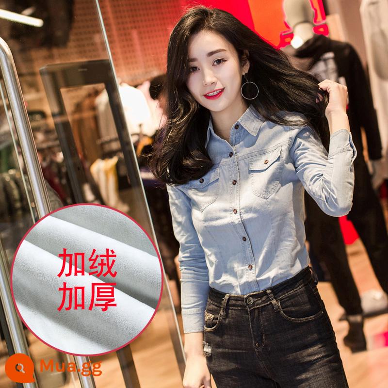 Áo sơ mi denim nữ phong cách thu đông dài tay cộng với nhung dày phong cách Hàn Quốc ôm sát thời trang áo sơ mi nữ thiết kế cảm giác thích hợp - Nút gỗ màu xanh nhạt và nhung