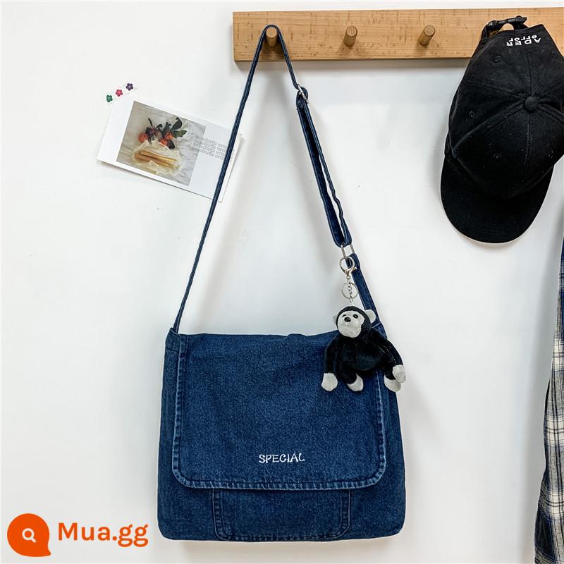 Túi xiên giản dị dành cho nam thương hiệu hợp thời trang vải denim Nhật Bản phong cách đường phố Hồng Kông xu hướng sinh viên túi đeo vai retro ins nữ - Màu xanh đậm [Gửi mặt dây chuyền đười ươi]