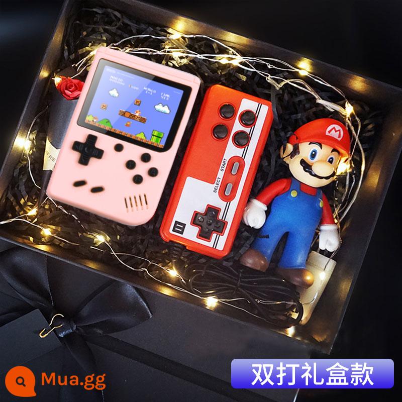 sup bảng điều khiển trò chơi cầm tay hoài cổ kiểu cũ arcade mini cầm tay dành cho trẻ em Macaron mới trận chiến đôi cổ điển Bảng điều khiển trò chơi Contra 500 máy học sinh bao bì hộp quà tặng - Macaron 500 Games [Hộp Quà Cho 2 Người] Hồng + 2 Pin + Cáp AV 3 M + Bộ Điều Khiển