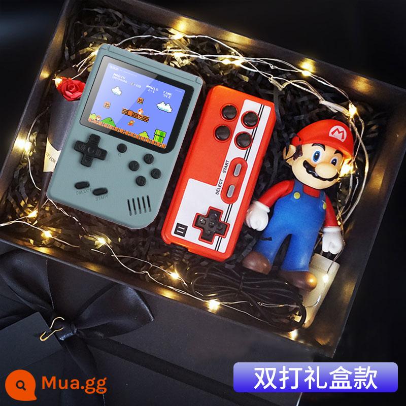 sup bảng điều khiển trò chơi cầm tay hoài cổ kiểu cũ arcade mini cầm tay dành cho trẻ em Macaron mới trận chiến đôi cổ điển Bảng điều khiển trò chơi Contra 500 máy học sinh bao bì hộp quà tặng - Macaron 500 Games [Hộp quà cho 2 người] Xám + 2 Pin + Cáp AV 3 mét + Bộ điều khiển