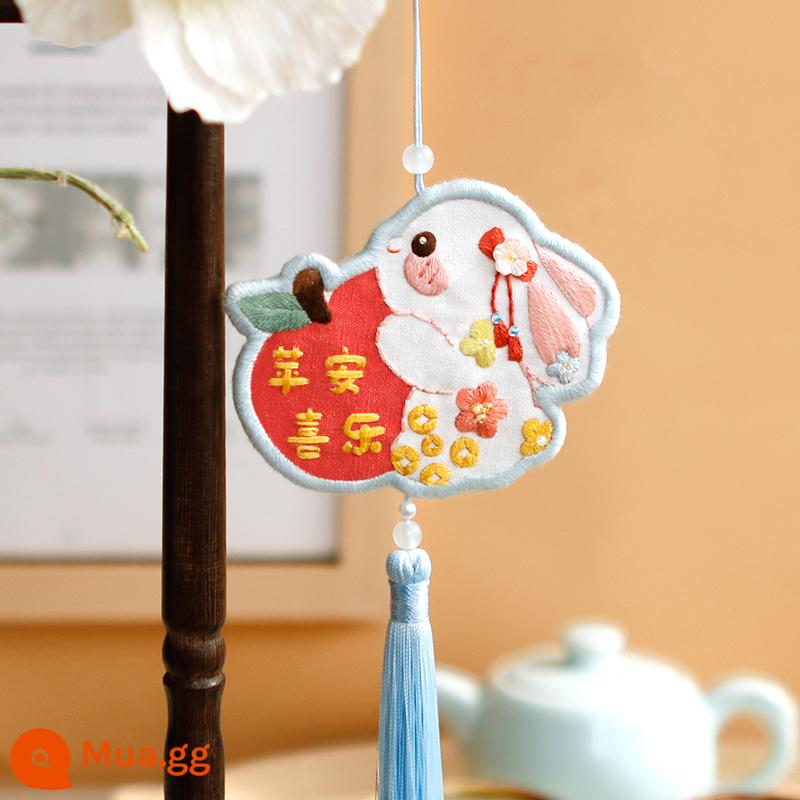 Đánh Thức Sư Tử Mặt Dây Chuyền Thêu Tự Làm Biểu Tượng Hòa Bình Handmade Thêu Gói Sinh Nhật Gửi Bố Gửi Bạn Trai Ô Tô Mặt Dây Chuyền - [Rui Tu Ping An] Băng thêu miễn phí + ngải cứu