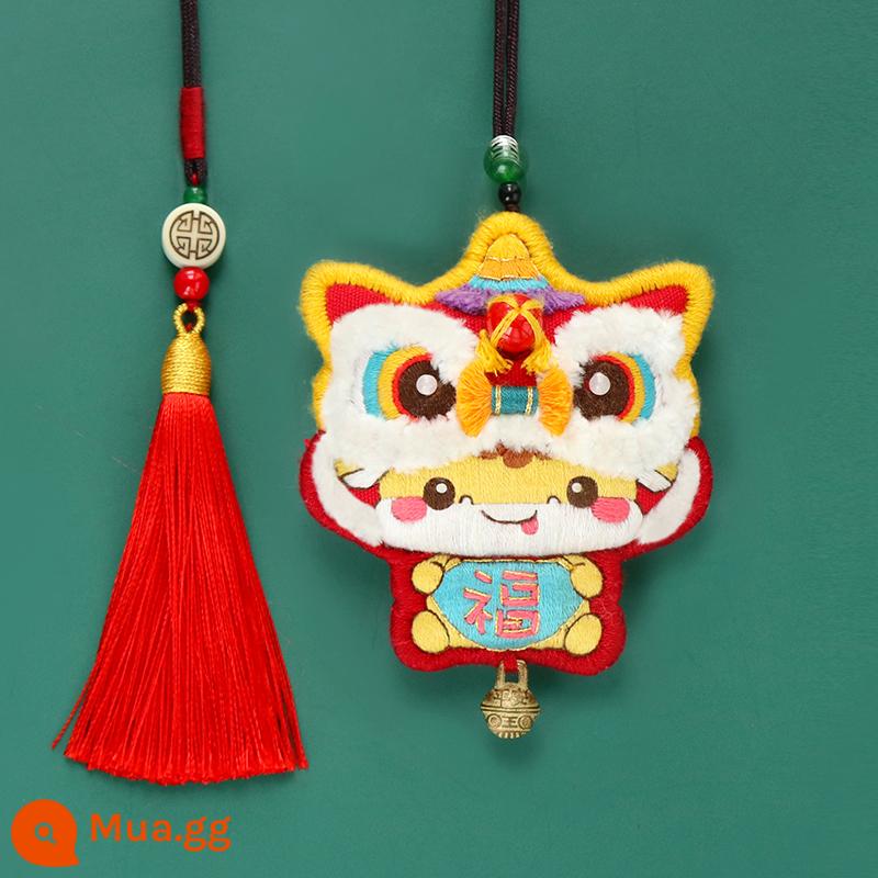 Đánh Thức Sư Tử Mặt Dây Chuyền Thêu Tự Làm Biểu Tượng Hòa Bình Handmade Thêu Gói Sinh Nhật Gửi Bố Gửi Bạn Trai Ô Tô Mặt Dây Chuyền - [Bắp chân múa lân] Băng thêu miễn phí + ngải cứu