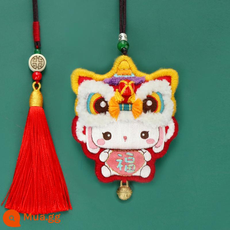 Đánh Thức Sư Tử Mặt Dây Chuyền Thêu Tự Làm Biểu Tượng Hòa Bình Handmade Thêu Gói Sinh Nhật Gửi Bố Gửi Bạn Trai Ô Tô Mặt Dây Chuyền - [Thỏ Múa Lân] Miễn phí băng thêu + ngải cứu