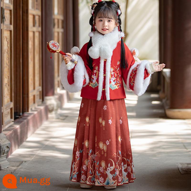 Bé Gái Hanfu 2024 Mới Mùa Đông Dày Nhung Phong Cách Trung Hoa Cổ Trang Phục Trẻ Em Đường Phù Hợp Với Mặt Ngựa Váy Năm Mới quần Áo - Thỏ Ngọc - áo khoác đỏ + cổ chéo + váy mặt ngựa + khăn quàng cổ