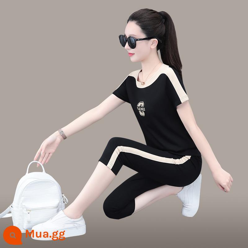 Bộ đồ thể thao mùa hè phù hợp với thời trang nữ băng lụa tay ngắn quần crop quần áo hai mảnh phù hợp với người mẹ trung niên trông gầy - Màu be đen