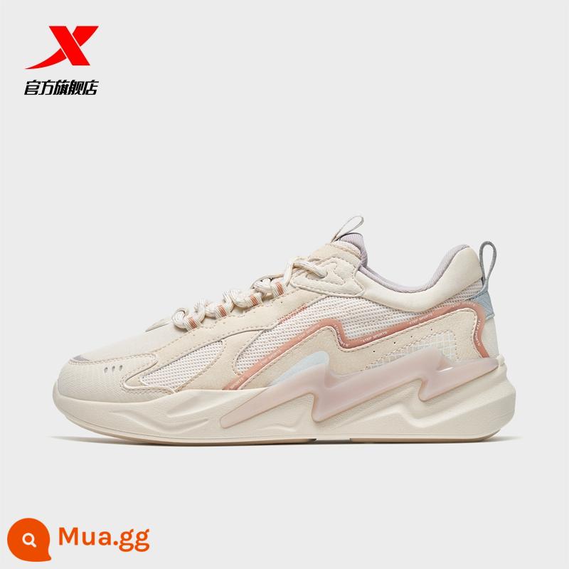 Xtep Lightning Giày Thường Thu Đông 2022 Giày Sneaker Da Mới Cho Nam Và Nữ Mẫu Giày Đôi Chính Hãng Tất Cả Phù Hợp - Bột ngà/bột đất sét-mẫu nữ