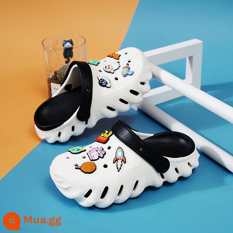 abckids giày xỏ lỗ trẻ em bé trai dép xăng đan mùa hè chống trượt trẻ em trung và lớn bé trai đi giày đi biển - Trắng và Đen (Crayon Shin-chan)