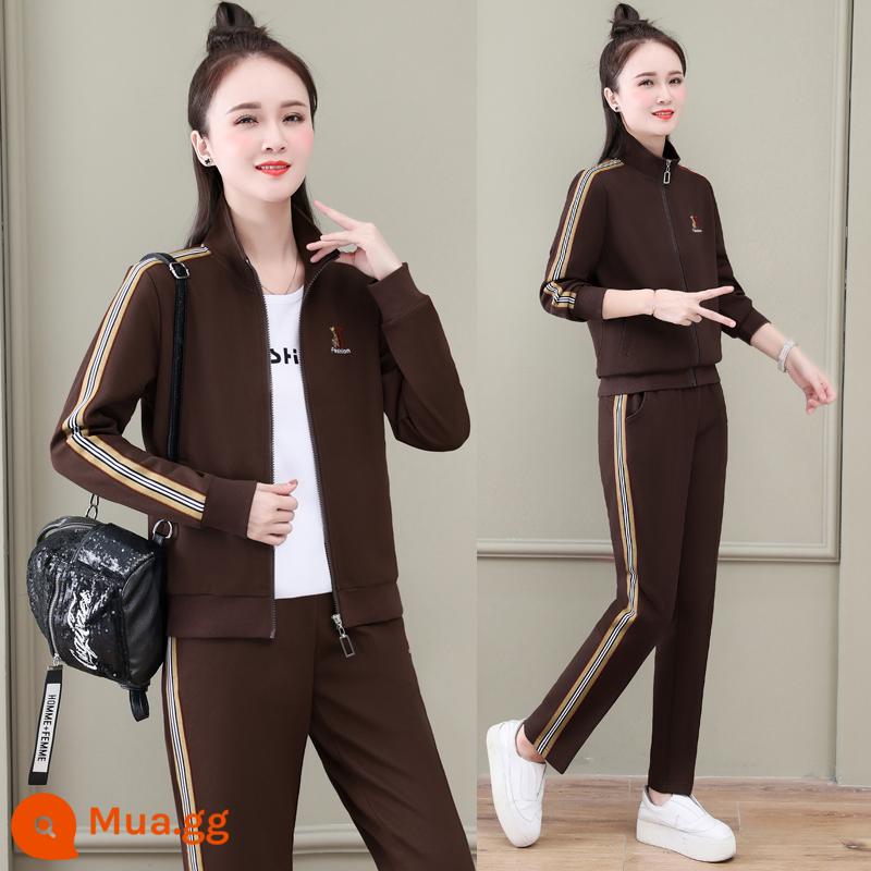 Bộ đồ thể thao nữ mùa xuân và mùa thu ba mảnh phù hợp với áo cardigan cổ đứng áo màu trắng thời trang chạy bộ thể thao - Bộ ba món màu nâu 6801