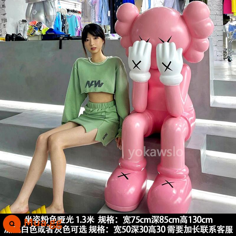 Internet người nổi tiếng tư thế ngồi kaws lớn đồ trang trí trang trí phòng khách hạ cánh Sesame Street búp bê bạo lực gấu điêu khắc ánh sáng cao cấp sang trọng - Xám hồng mờ 1,3 mét