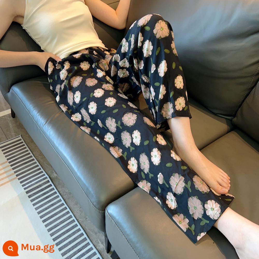 Quần pyjama cotton lụa nữ mùa hè mỏng phần lớn cotton lụa nhân tạo cỡ lớn có thể mặc ra ngoài nhà quần dài in hoa thẳng rộng - Hoa nền đen thẳng