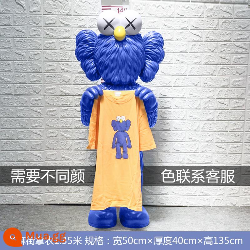 kaws trang trí lớn tác phẩm điêu khắc Sesame Street búp bê bạo lực gấu net màu đỏ cửa hàng phòng khách đổ bộ thủy triều chơi thẻ đục lỗ lớn ảnh - Phố Mè Vàng 1.3m quần áo