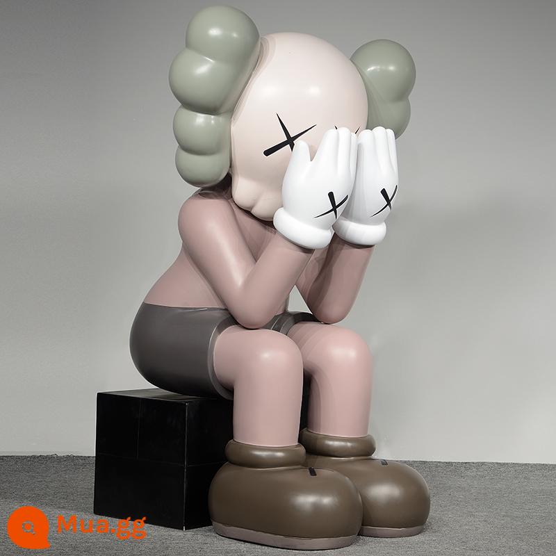 kaws trang trí lớn tác phẩm điêu khắc Sesame Street búp bê bạo lực gấu net màu đỏ cửa hàng phòng khách đổ bộ thủy triều chơi thẻ đục lỗ lớn ảnh - Màu sô cô la, chiều cao ghế 2 mét, màu tùy chọn