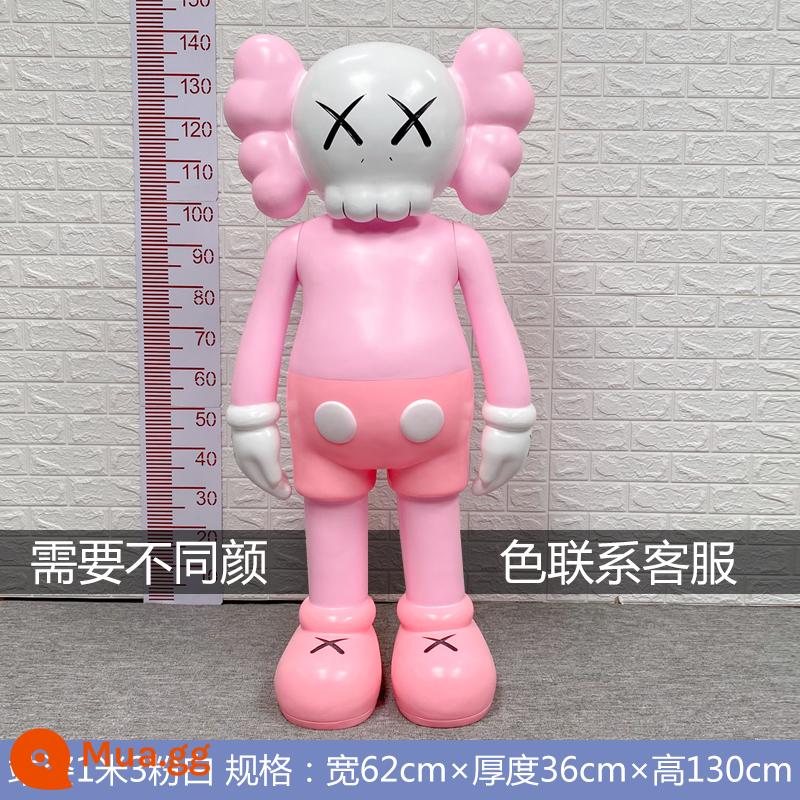 kaws trang trí lớn tác phẩm điêu khắc Sesame Street búp bê bạo lực gấu net màu đỏ cửa hàng phòng khách đổ bộ thủy triều chơi thẻ đục lỗ lớn ảnh - Đứng 1,3 mét màu hồng