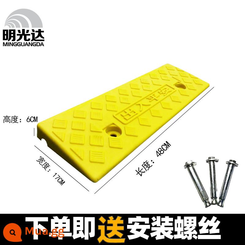 Bậc tam giác pad dốc pad răng đường dọc theo dốc nhựa xe leo dốc ngưỡng pad pad tam giác pad giảm tốc - Màu vàng cao 6CM