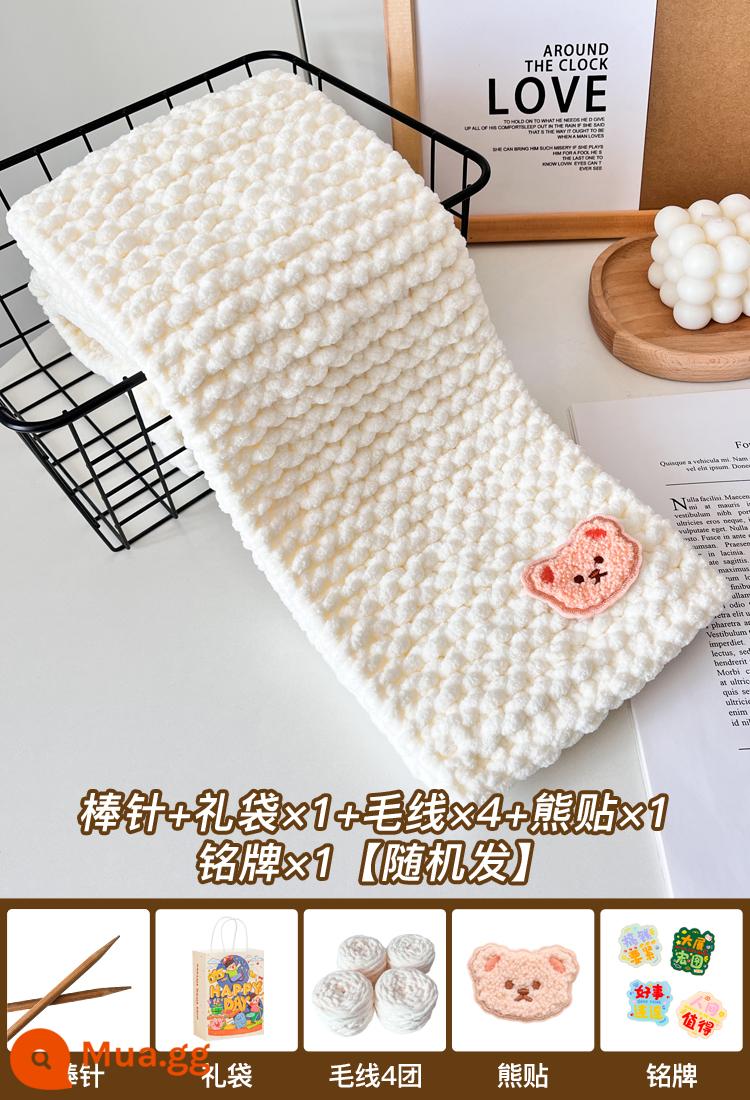 Gấu nhỏ khăn quàng chất liệu đan gói len tự dệt handmade DIY len dày bóng để tặng quà cho bạn trai và bạn gái băng sợi - 4 quả bóng màu trắng sữa + kim châm + nhãn dán gấu + túi quà