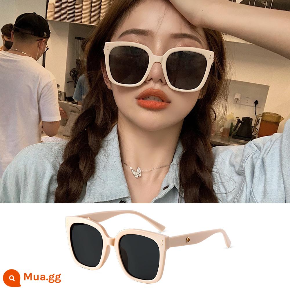 Kính râm Jennie nữ in mùa đông phong cách retro Âu Mỹ chụp ảnh đường phố kính râm hot girl mắt mèo phiên bản Hàn Quốc lưới đỏ hình lõm - Loại A-Internet đường phố của người nổi tiếng chụp màu trắng nhạt