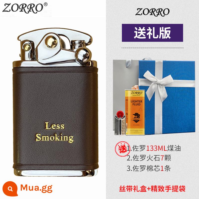 Zorro đính đá cánh tay bật lửa dầu hỏa nam Retro sáng tạo da cao cấp cá tính nhỏ đá mài cho bạn trai - Phiên bản quà tặng da nâu Niken trắng (Phiên bản dài)