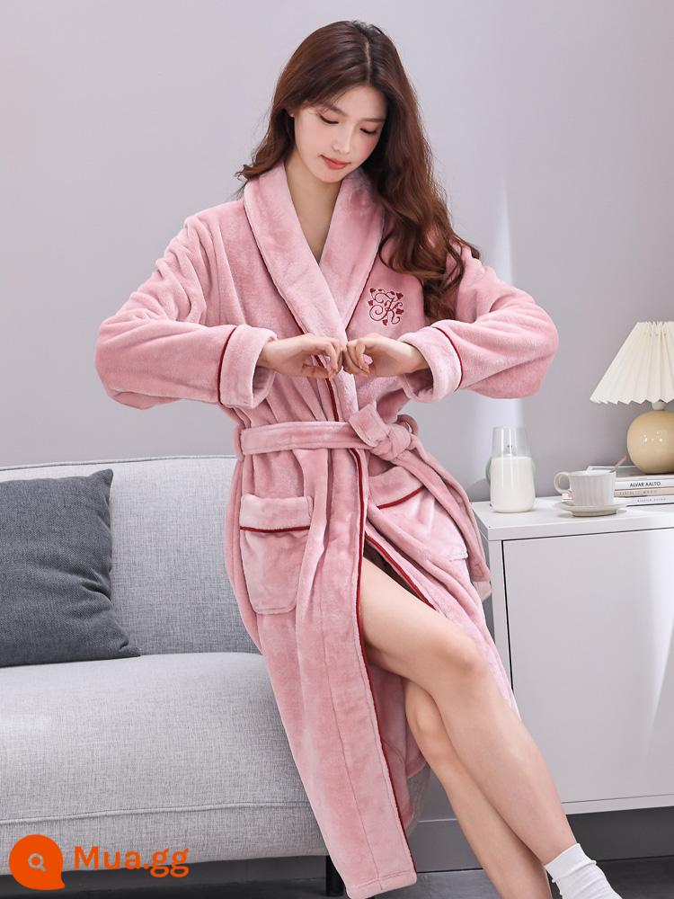 Váy ngủ mùa đông nữ dày dặn lông cừu san hô đồ ngủ nam mùa thu đông áo choàng tắm flannel phiên bản dài nữ cỡ lớn phục vụ tại nhà áo choàng buổi sáng - Váy ngủ thêu K màu hồng đỏ dành cho nữ