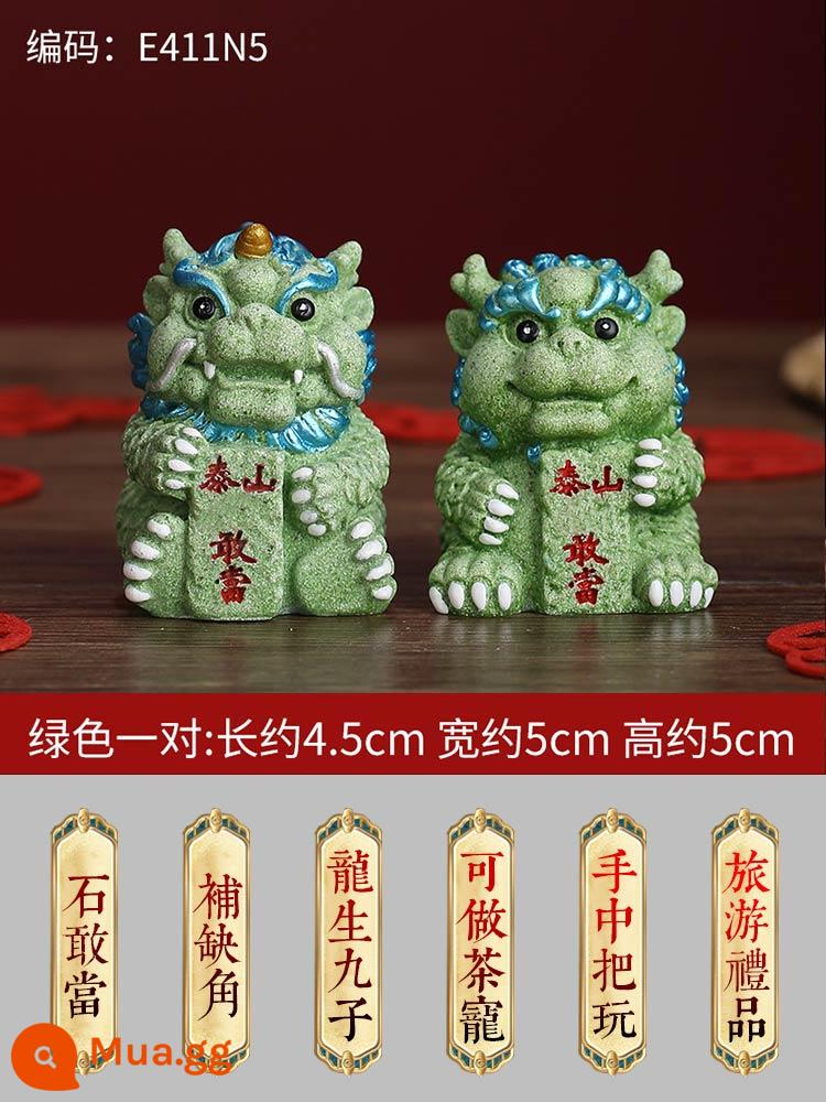 Shi Gandang Four Brothers Đá trang trí Little Lion Dragon Sinh ra chín người con trai Meng Pet Đá bổ sung Quà lưu niệm du lịch Taishan - 1 đôi màu xanh lá cây (màu ngẫu nhiên)