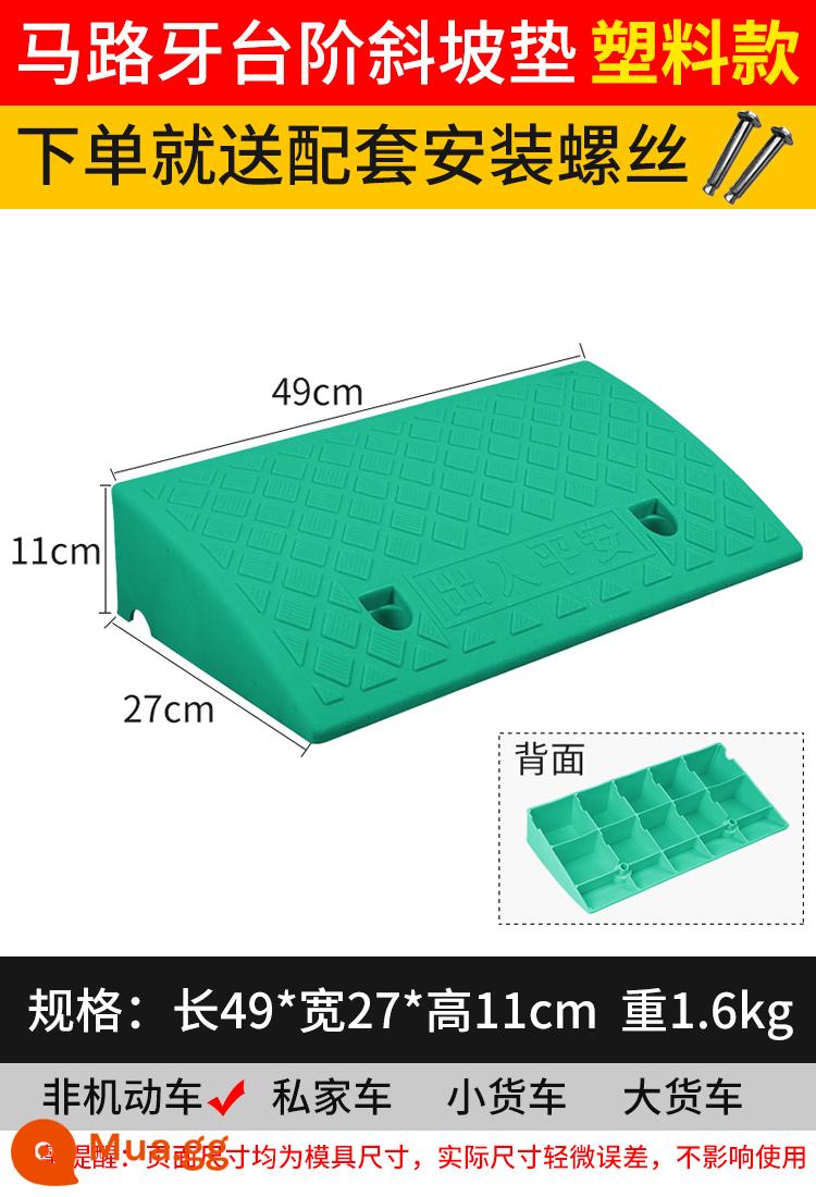 Bậc tam giác pad dốc pad răng đường dọc theo dốc nhựa xe leo dốc ngưỡng pad pad tam giác pad giảm tốc - Nhựa xanh dài 49*rộng 27*cao 11cm