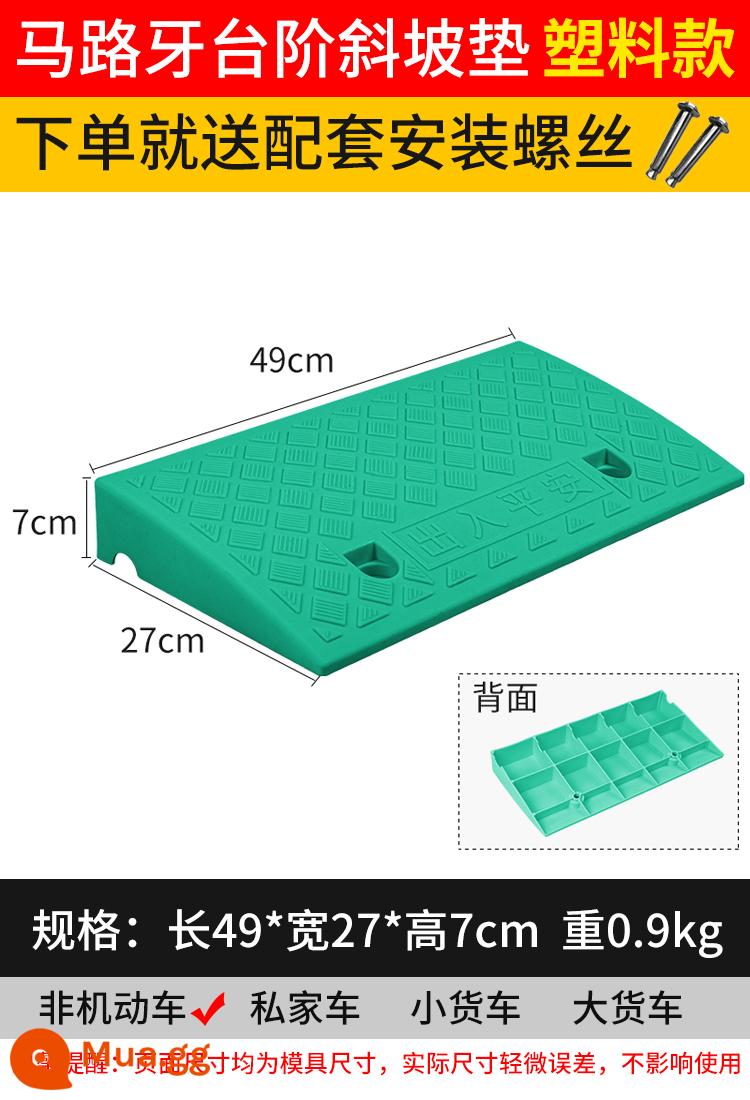 Bậc tam giác pad dốc pad răng đường dọc theo dốc nhựa xe leo dốc ngưỡng pad pad tam giác pad giảm tốc - Nhựa xanh dài 49*rộng 27*cao 7cm