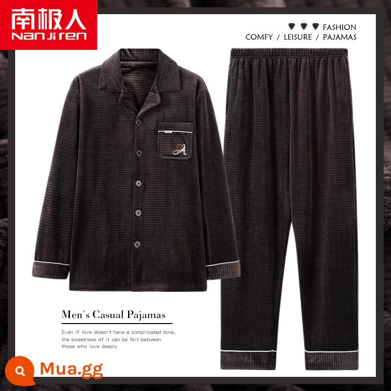 Bộ đồ ngủ nam Nanjiren của mùa xuân và mùa thu mỏng phần lông cừu san hô flannel quần áo mặc nhà mùa thu và mùa đông đảo lông cừu dày cộng với lông cừu - Nam SD H911016 xám nâu