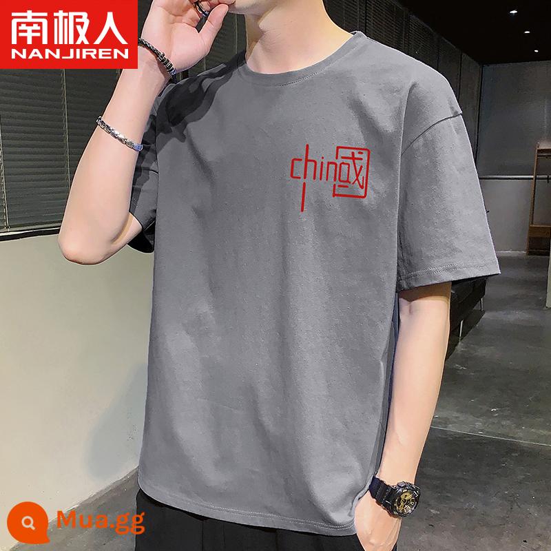 Nanjiren mùa hè mới áo thun cotton ngắn tay áo sơ mi nam có đáy rộng cổ tròn in hình học sinh Áo thun nửa tay - Tiêu chuẩn nhỏ của đất nước Trung Quốc màu xám đen