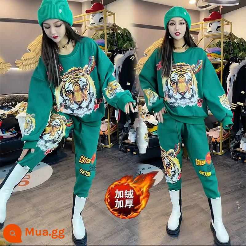 Người nổi tiếng trên mạng Tiger Plus nhung dày dặn thời trang nữ mùa đông 2022 phiên bản Hàn Quốc mới của bộ áo len hai mảnh thời trang xuân thu - Màu xanh lá cây [dày nhung]