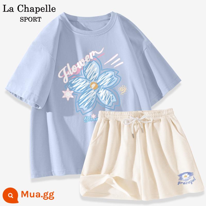 Bộ đồ thể thao La Chapelle nữ 2023 cotton mùa hè mới quần đùi ngắn tay giản dị bộ đồ hai mảnh giảm tuổi X - Xanh nhạt (hoa xanh anh đào) + trắng sữa (chỉ số phía trước bên trái quần hoa cúc)