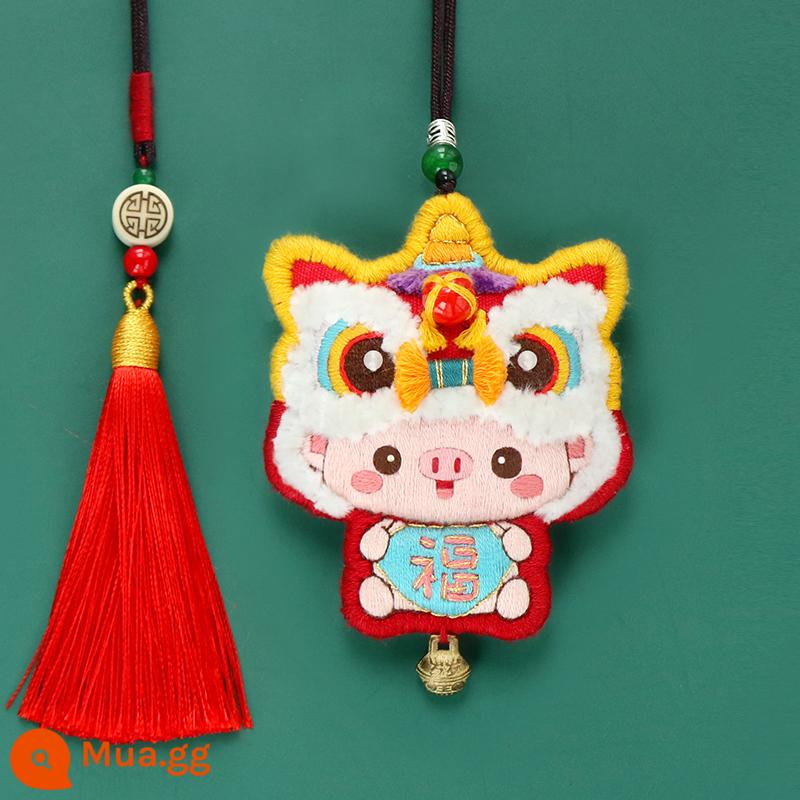 Đánh Thức Sư Tử Mặt Dây Chuyền Thêu Tự Làm Biểu Tượng Hòa Bình Handmade Thêu Gói Sinh Nhật Gửi Bố Gửi Bạn Trai Ô Tô Mặt Dây Chuyền - [Lion Dance Heo con] Miễn phí băng thêu + ngải cứu