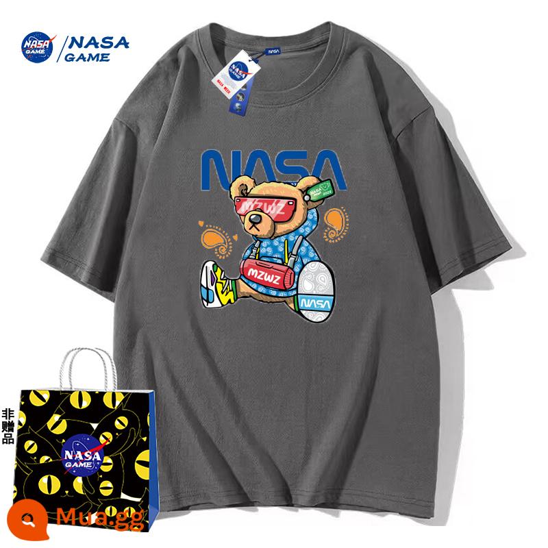 Trang web chính thức của NASA GAME sản phẩm mới đồng thương hiệu 2024 Áo phông ngắn tay cotton nguyên chất dành cho nam và nữ Áo phông hàng hiệu hợp thời trang Áo thun đôi - Áo thun NASA Cool Play Bear màu xám đậm