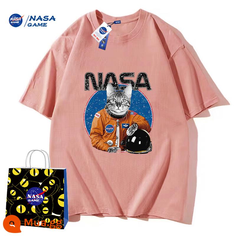 Trang web chính thức của NASA GAME sản phẩm mới đồng thương hiệu 2024 Áo phông ngắn tay cotton nguyên chất dành cho nam và nữ Áo phông hàng hiệu hợp thời trang Áo thun đôi - Áo phông màu hồng của NASA Captain Cat