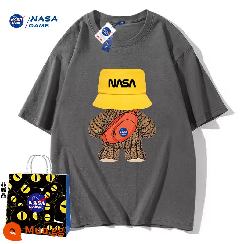 Trang web chính thức của NASA GAME sản phẩm mới đồng thương hiệu 2024 Áo phông ngắn tay cotton nguyên chất dành cho nam và nữ Áo phông hàng hiệu hợp thời trang Áo thun đôi - Áo phông hình gấu mũ vàng của NASA màu xám đậm