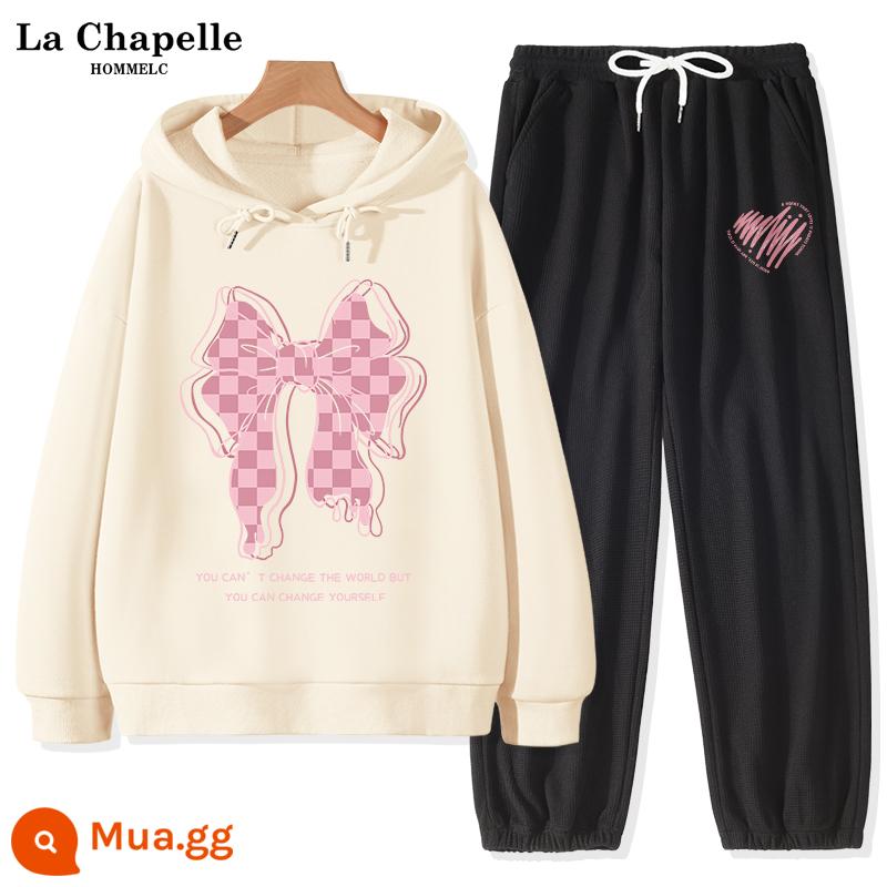 La Chapelle Plus nhung bộ đồ thể thao nữ mùa thu đông 2022 mới học sinh cấp 2 thường cỡ lớn chạy bộ 2 bộ - Màu trắng sữa (nơ lớn hồng) + quần đen (logo quần trái tim duy nhất)