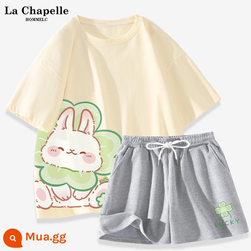 La Chapelle giản dị bộ đồ thể thao nữ mùa hè 2023 mới học sinh cấp 2 cotton quần đùi ngắn tay 2 bộ X - Màu trắng sữa (thỏ cỏ bốn lá phía dưới bên phải) + quần gai màu xám (quần thỏ bốn lá phía trước phía dưới bên trái)