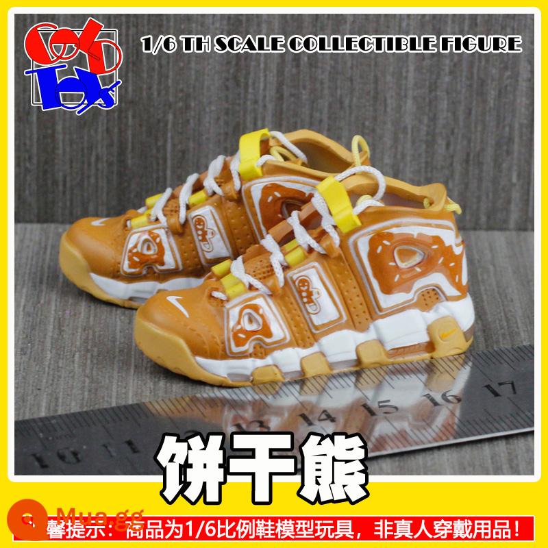 Hợp thời trang Handmade Sneakers Model Stereo Model Mini Shoes Pippen Series Trang trí quà tặng [Mẫu Zhongshan] - Cookie Bear [cặp] với hộp trong suốt