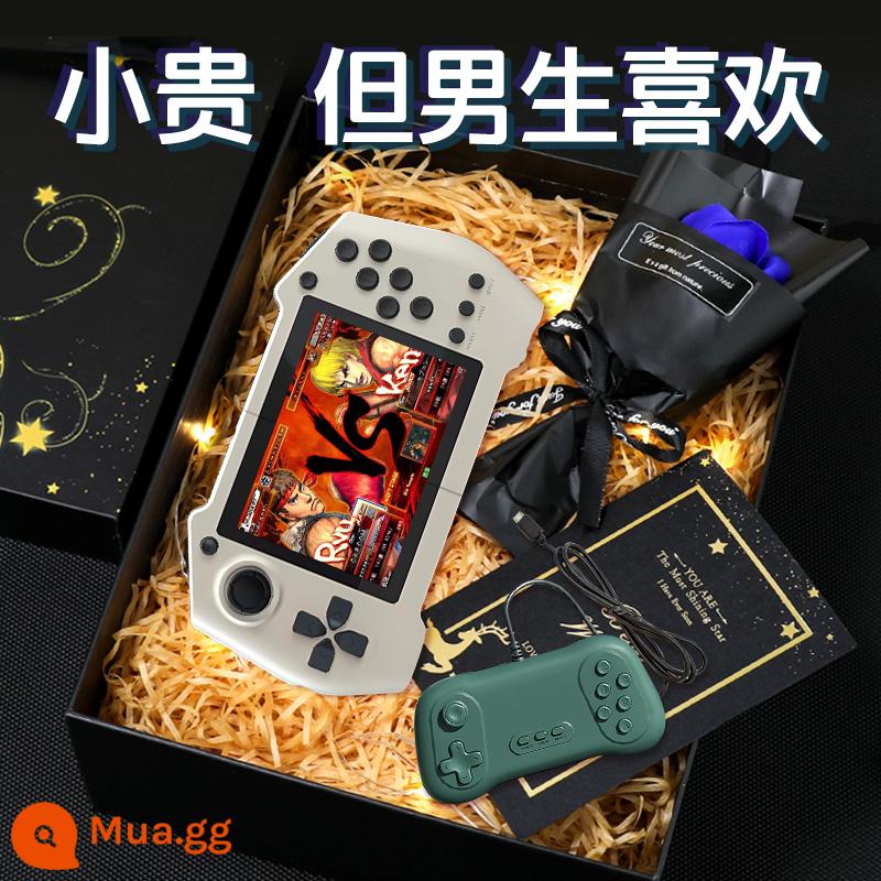 Hơn 10000 trò chơi! Máy chơi game cầm tay đi kèm với bộ sạc di động dòng 2024 rocker mới với TV đôi fc quà tặng trò chơi arcade ps retro hai trong một vua của máy bay chiến đấu phiêu lưu nỗi nhớ cổ điển của trẻ em - Hộp quà [Cloud White] + 1 tay cầm ★ Tặng kèm 2 cáp sạc ★ Game khủng ★ Sạc di động dung lượng lớn