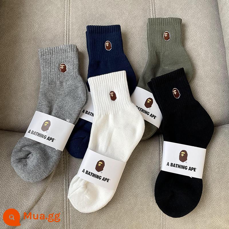 bape ape đầu triều Nhật vớ thêu cao ống dày vớ đồng màu giữa ống khăn trắng đáy vớ thể thao mùa xuân và mùa thu - Đen + trắng + xám + xanh nước biển + xanh đậm [5 đôi ở ống giữa]