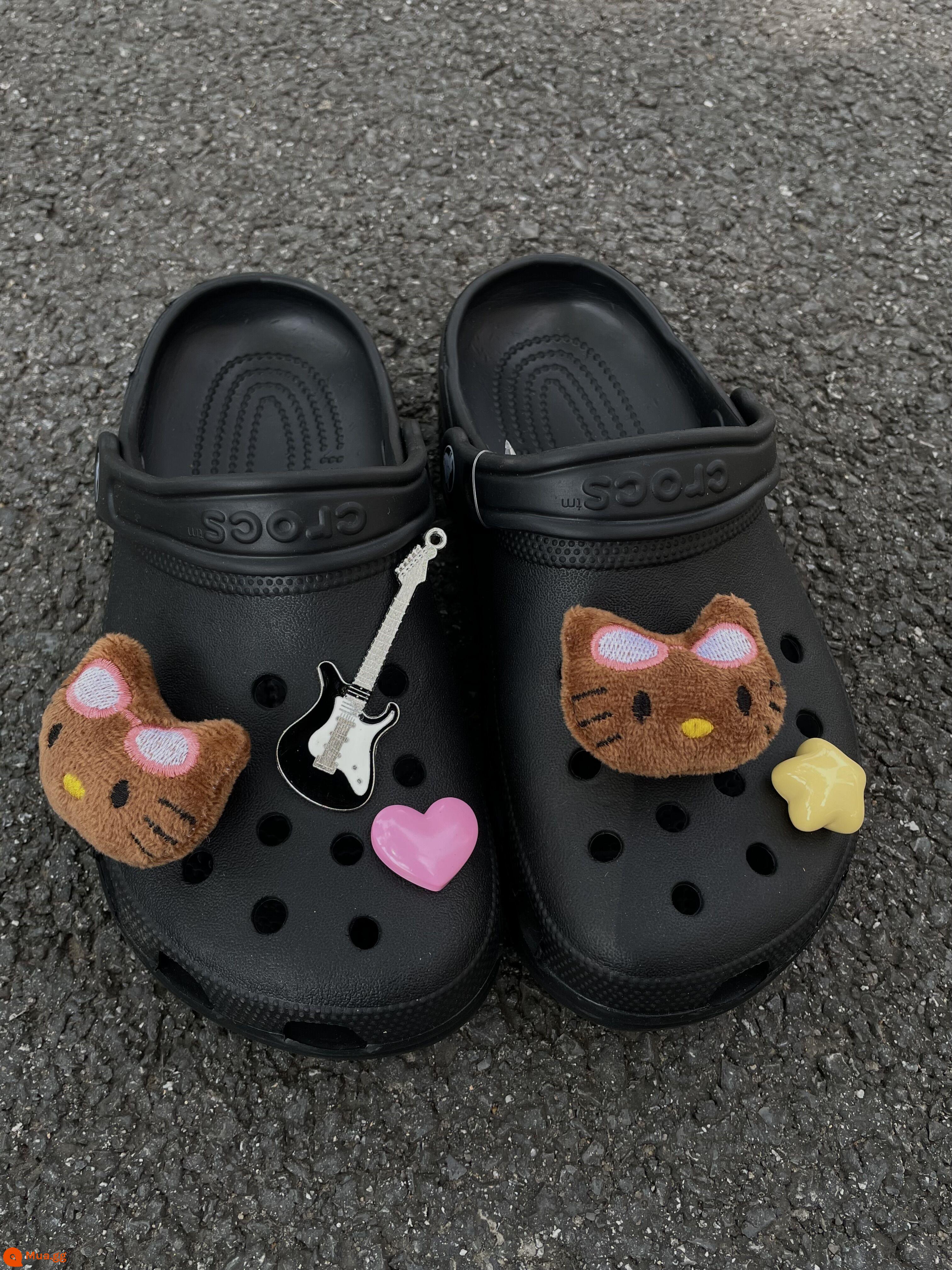 Giày Crocs hoa Hawaii KT mèo phụ kiện lỗ giày khóa CRORS Zhibi ngôi sao giày phụ kiện giày hoa sáng tạo tự làm - Không kèm giày mèo KT da đen (bộ 5 chiếc)