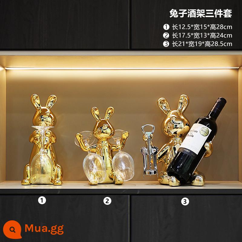 Rabbit Red Wine Rack Trang trí phòng khách Phong trào quà tặng mạ bạc Ánh sáng sang trọng tủ ăn rượu vang Rabbit Chuẩn trang trí - Gia Đình Ba Con Thỏ-Giá Rượu Đỏ-Vàng-Không Bao Gồm Chai Rượu