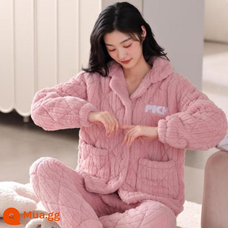 Flannel ba lớp đệm dày đồ ngủ mùa đông của phụ nữ cộng với nhung lông cừu san hô dễ thương mùa đông đệm bông áo khoác dịch vụ gia đình bộ - Hồng 23807