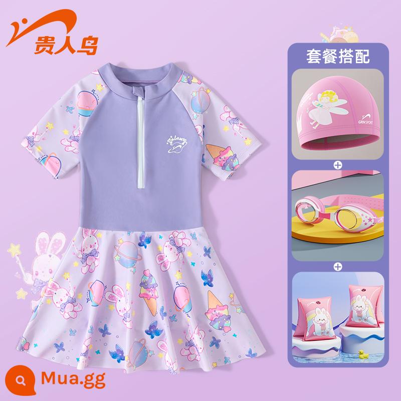 Áo tắm trẻ em Noble Bird 2023 New Girls Summer Big Boy Girl Baby Bơi một mảnh Kem chống nắng Suối nước nóng - Bộ bốn món Thỏ Hành tinh Tím Vine [Áo tắm + Mũ bơi + Kính bơi HD + Vòng tay]