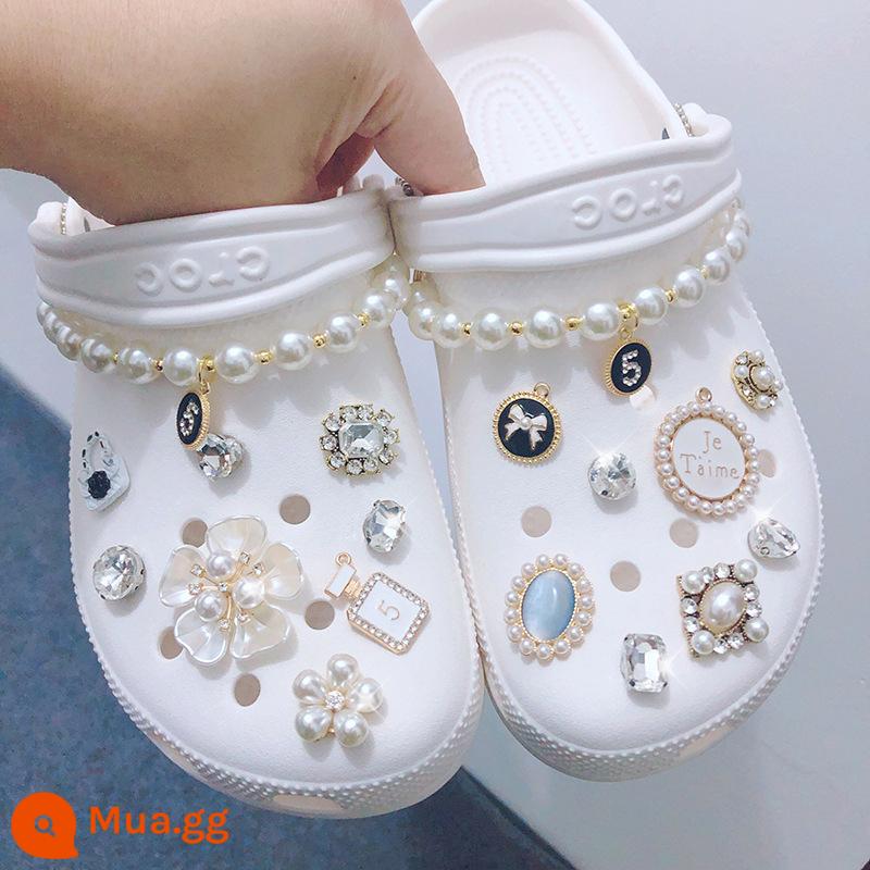 Thích hợp cho giày lỗ crocs phụ kiện Giày CRORS hoa khóa giày phụ kiện tự làm giày trang trí chéo hương thơm nhỏ - Hoa ngọc trai + dây chuyền đôi lớn [không bao gồm giày]