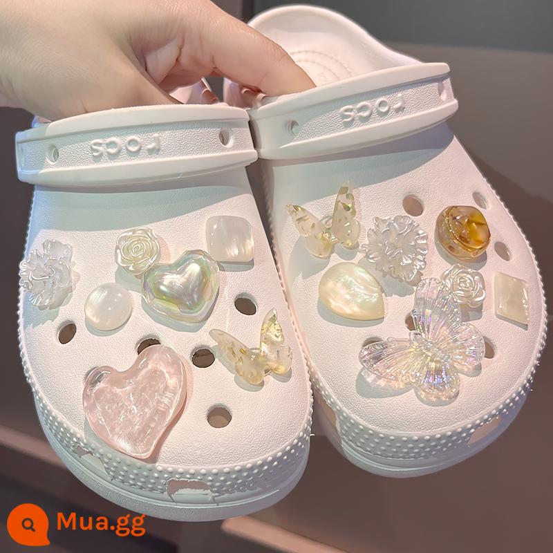 Thích hợp cho giày lỗ crocs phụ kiện Giày CRORS hoa khóa giày phụ kiện tự làm giày trang trí chéo hương thơm nhỏ - Mẫu ngọc trai tình yêu lớn [không bao gồm giày]