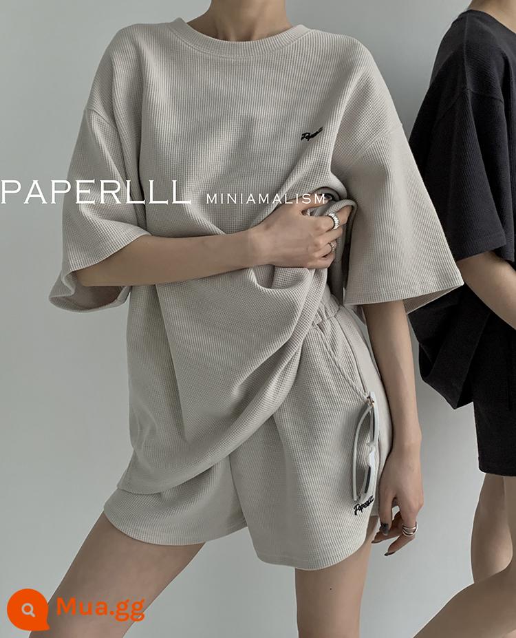 PAPERLLL Tân Kiến Bánh phù hợp với nữ mùa xuân và mùa thu 2023 mới cotton dày T giản dị thể thao quần short 2 bộ - Màu xám gỗ [Bộ đồ ngắn tay]